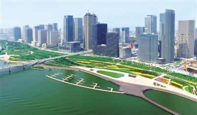 作为中国首批国家级开发区以及开发开放前沿，天津开发区两手齐发力，一手加码营商环境优化，一手缩减审批流程提质增效。一“加”一“减”之间，上半年开发区实际利用外资同比增长10.3%。图为位于海河之畔的天津开发区。 毛振华摄（新华社发）