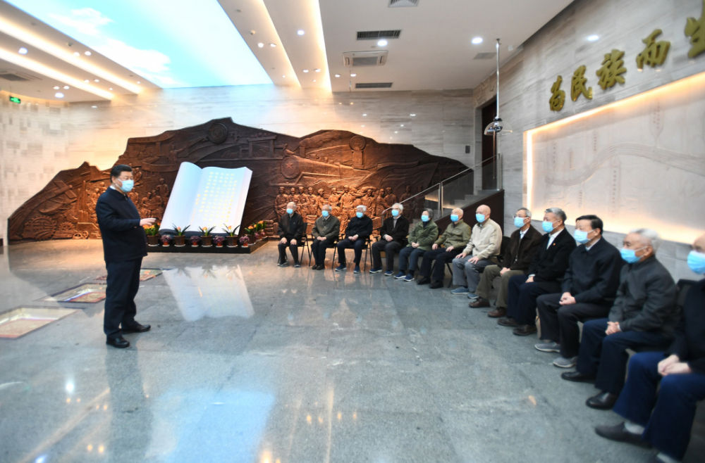 这是2020年4月22日，习近平在西安交通大学交大西迁博物馆亲切会见西迁老教授。新华社记者 谢环驰 摄