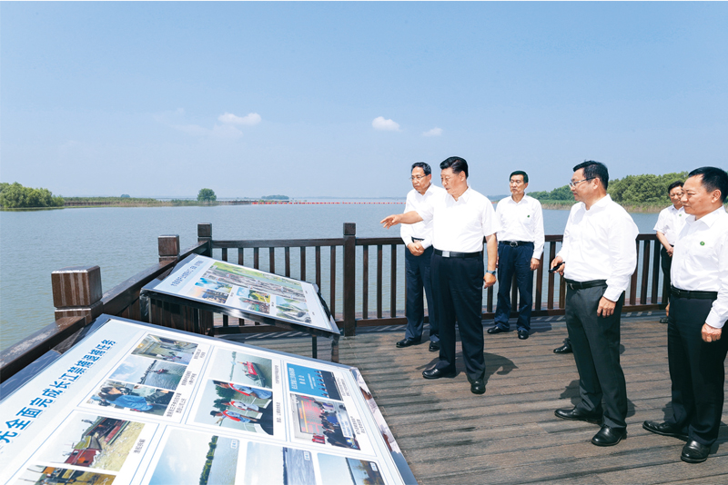 2020年8月18日至21日，中共中央总书记、国家主席、中央军委主席习近平在安徽省考察。这是19日上午，习近平在马鞍山市薛家洼生态园，了解马鞍山市长江岸线综合整治和生态环境保护修复等情况。 新华社记者 王晔/摄