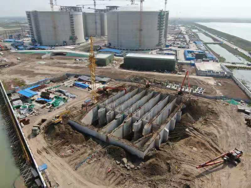 该项目在江苏LNG一期工程4座22万方LNG储罐的基础上进行扩建